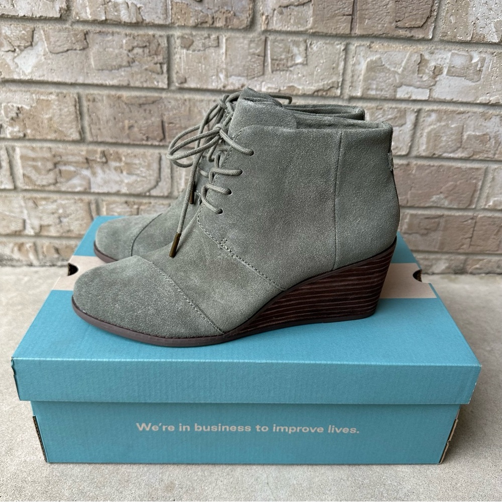 TOMS Hyde Vetiver Grey Suede Wedge Booties Size 8.5 🌸